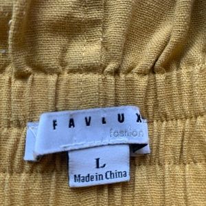 Yellow skirt with buttons